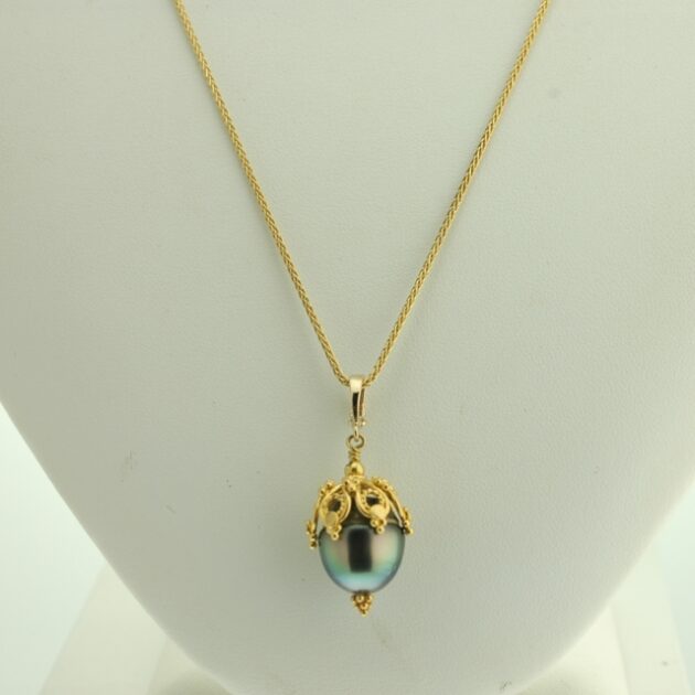 Tahitian black pearl pendant in 18Kt gold.