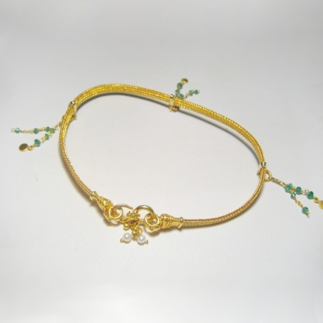14Kt gold anklet set with emeralds and pearls.