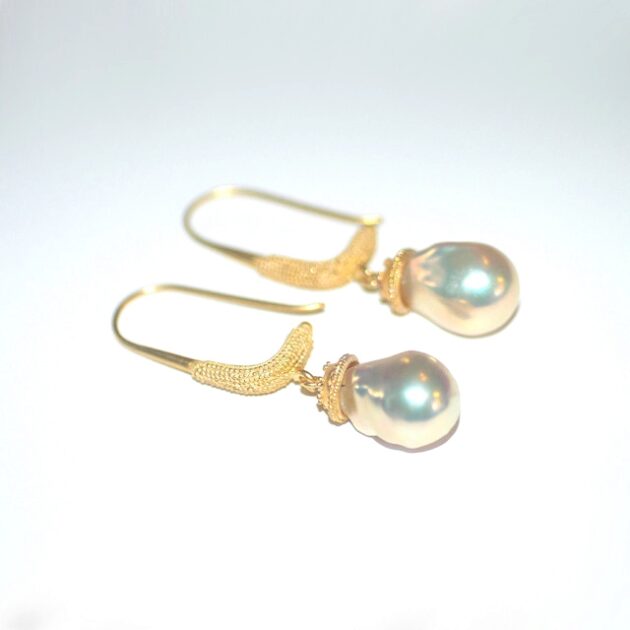 Keshi pearl earrings in 22Kt yellow gold.