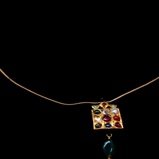 Emerald dangle 18k Gold Necklace