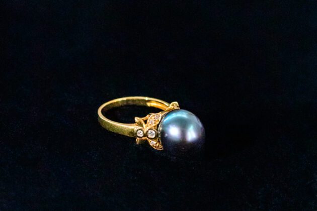 Tahitian Black Pearl and Diamond on 18k Yellow Gold Ring
