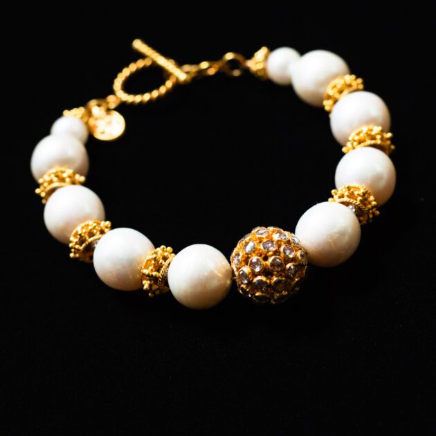18K gold and freshwater pearl bracelet – timeless fine jewelry for special occasions.