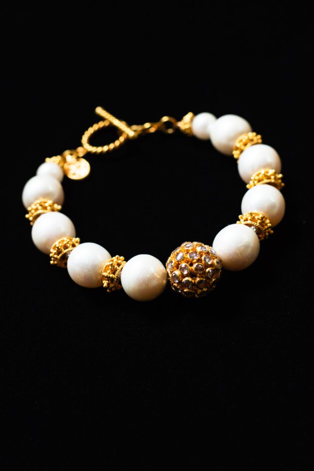 18K gold and freshwater pearl bracelet – timeless fine jewelry for special occasions.