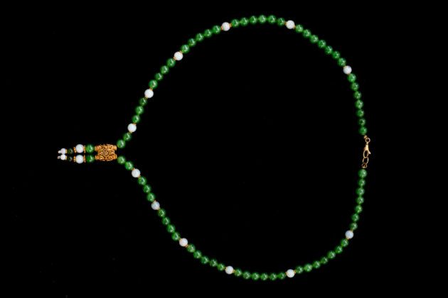Elegant jade bead lariat necklace with 18K yellow gold accents – luxury jewelry.