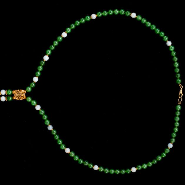 Elegant jade bead lariat necklace with 18K yellow gold accents – luxury jewelry.