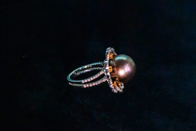 Tahitian Black Pearl and 18k Yellow Gold Ring