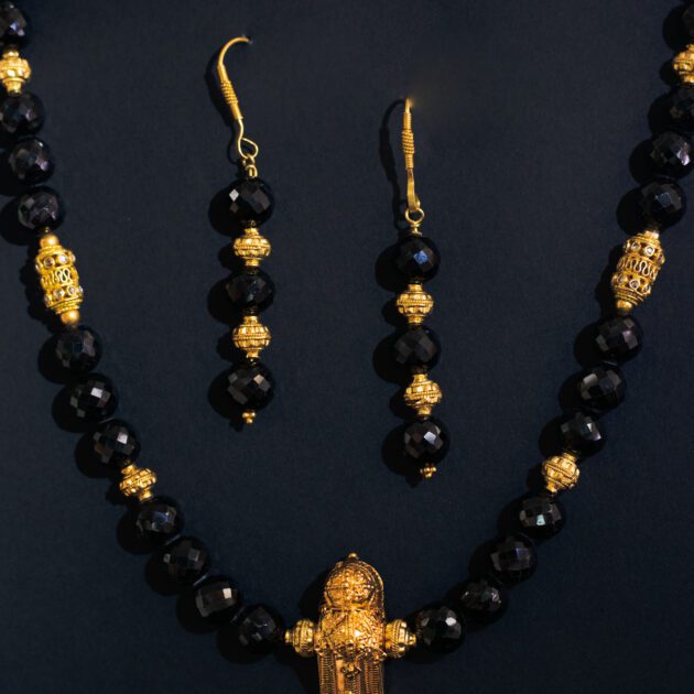 Spinel and 18K gold earrings – timeless fine jewelry for women.