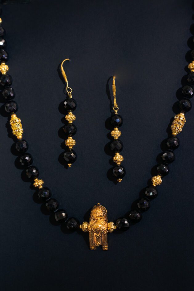 Spinel and 18K gold earrings – timeless fine jewelry for women.