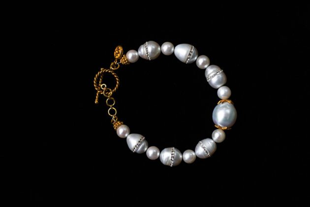 Elegant 18K gold bracelet with cultured freshwater pearls – luxury jewelry for women.