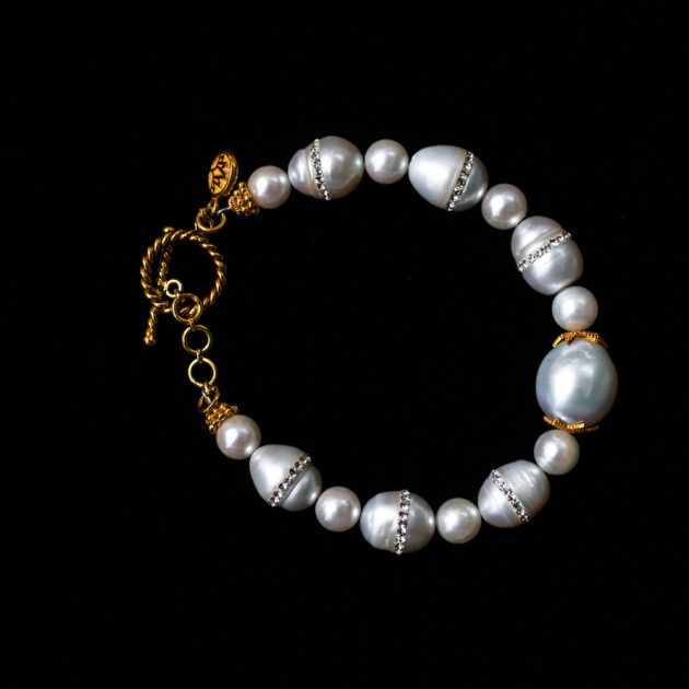 Elegant 18K gold bracelet with cultured freshwater pearls – luxury jewelry for women.