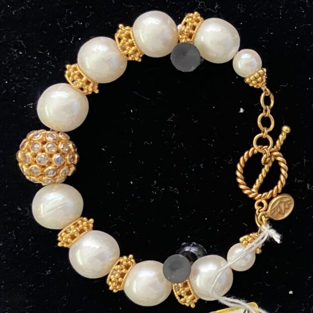 Cultured Freshwater Pearls and Diamond-Set 22k Gold Bead Bracelet