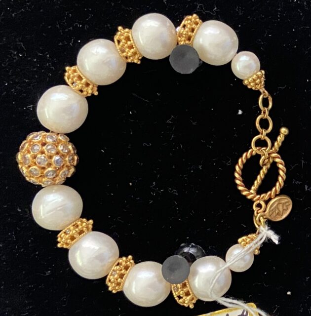 Cultured Freshwater Pearls and Diamond-Set 22k Gold Bead Bracelet